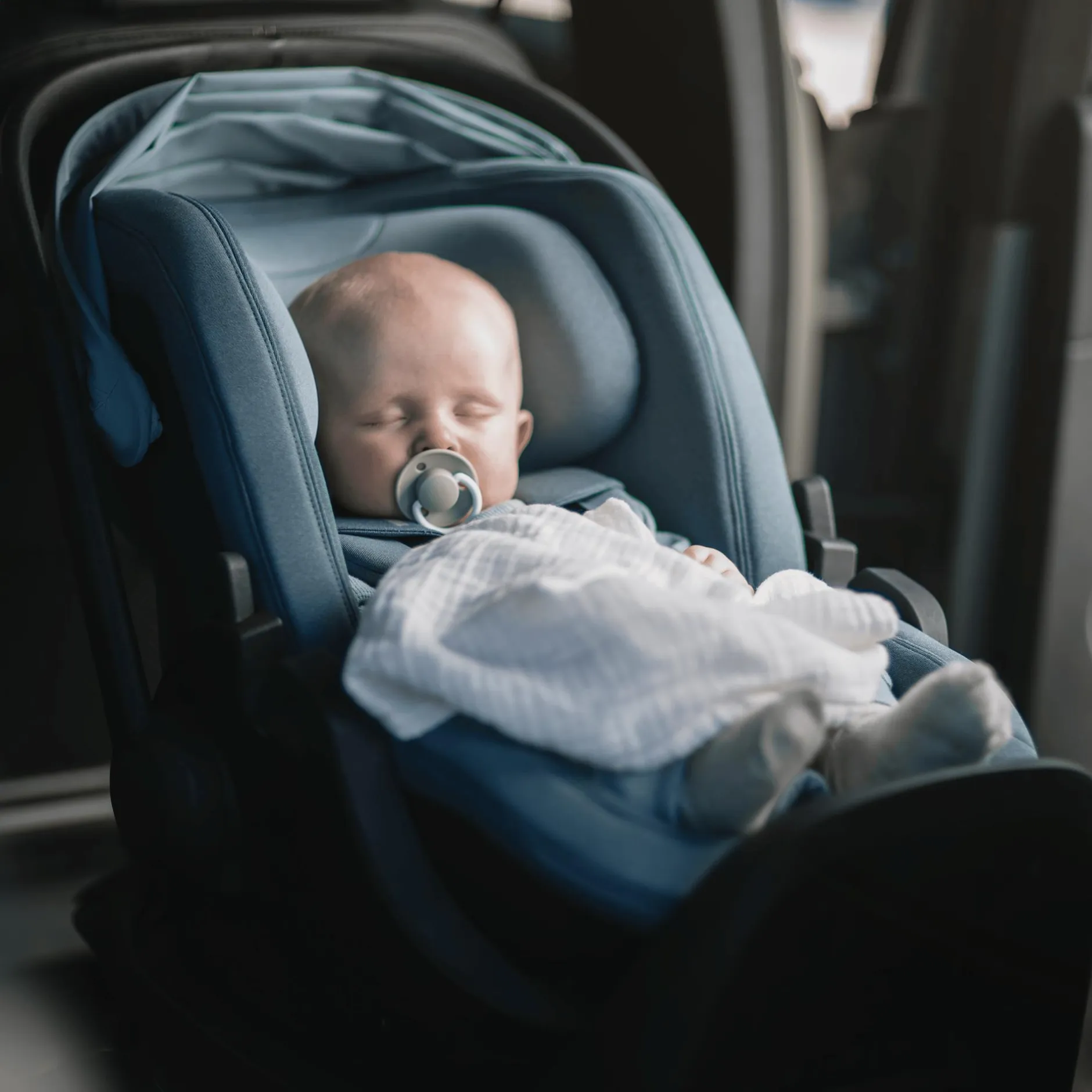 THULE Set Maple Mid Blue mit Alfi Basisstation*Kinder Isofix Stationen|Babyschalen 0-13 Kg, Gruppe 0+