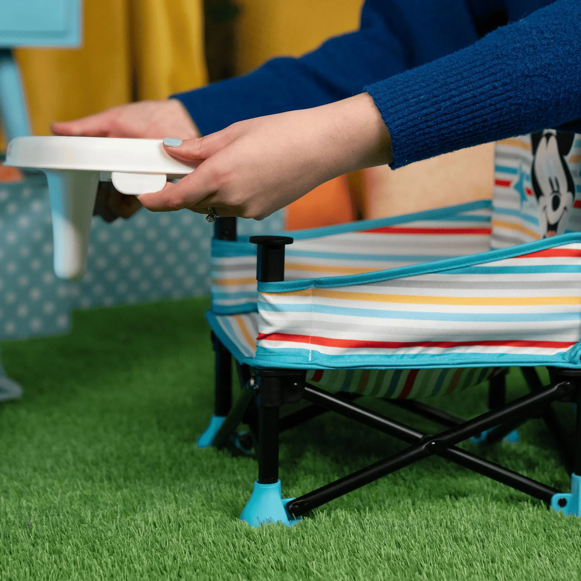 BrightStarts Sitzerhöhung Mickey Mouse Pop 'n Sit* Reisehochstühle