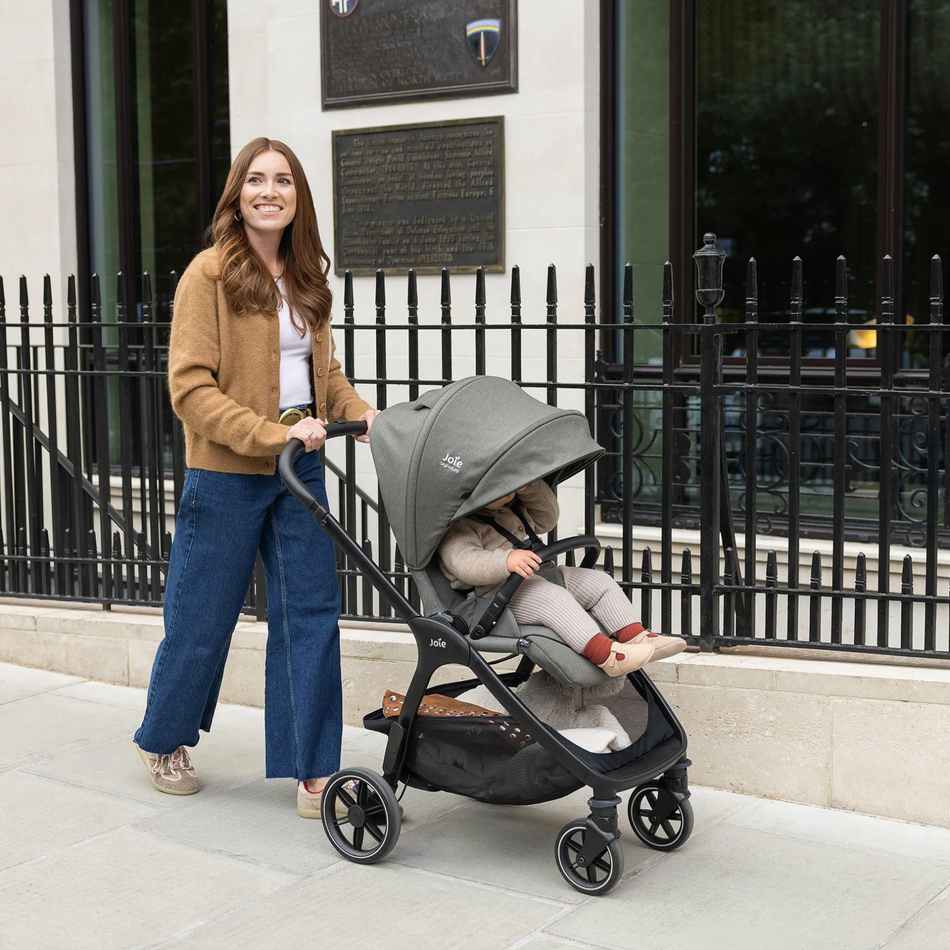Joie signature valora™ Ebony*Kinder Buggys